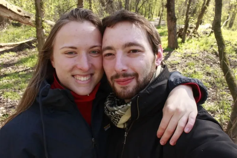 Márti és Keve egy tavaszi erdei séta közben