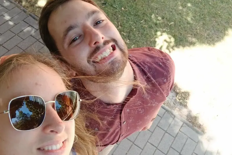 Márti és Keve egy napsütéses sétán a parkban